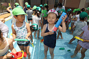 2階のプールで水遊び　たんぽぽ・すみれ　A・B