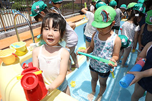 2階のプールで水遊び　たんぽぽ・すみれ　A・B