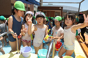 2階のプールで水遊び　たんぽぽ・すみれ　A・B