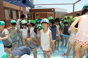 2階のプールで水遊び　たんぽぽ・すみれ　A・B