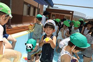 2階のプールで水遊び　たんぽぽ・すみれ　A・B