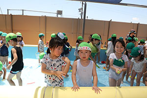 2階のプールで水遊び　たんぽぽ・すみれ　A・B