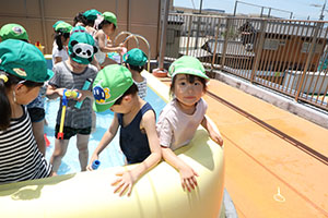 2階のプールで水遊び　たんぽぽ・すみれ　A・B