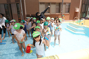 2階のプールで水遊び　たんぽぽ・すみれ　A・B