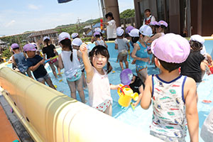 2階のプールで水遊び　たんぽぽ・すみれ　A・B