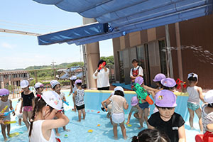 2階のプールで水遊び　たんぽぽ・すみれ　A・B