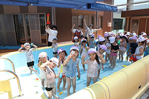 2階のプールで水遊び　たんぽぽ・すみれ　A・B