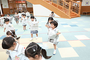 エンゼルドームで新聞紙×かけっこ　ことり