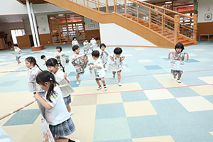 エンゼルドームで新聞紙×かけっこ　ことり