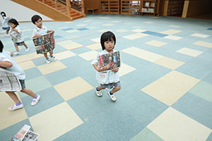 エンゼルドームで新聞紙×かけっこ　ことり