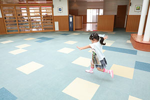 エンゼルドームで新聞紙×かけっこ　ことり