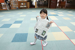 エンゼルドームで新聞紙×かけっこ　ことり