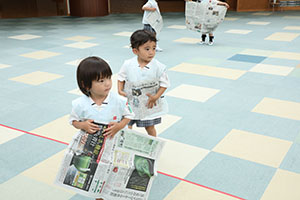 エンゼルドームで新聞紙×かけっこ　ことり