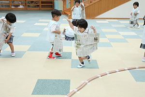 エンゼルドームで新聞紙×かけっこ　ことり