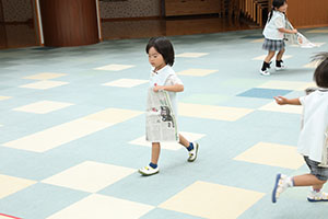 エンゼルドームで新聞紙×かけっこ　ことり