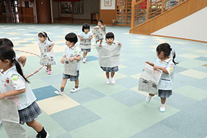 エンゼルドームで新聞紙×かけっこ　ことり