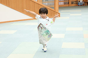 エンゼルドームで新聞紙×かけっこ　ことり