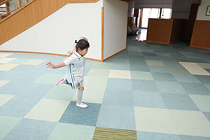 エンゼルドームで新聞紙×かけっこ　ことり
