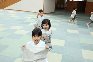 エンゼルドームで新聞紙×かけっこ　ことり
