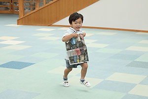 エンゼルドームで新聞紙×かけっこ　ことり
