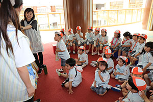 『絵本の広場』で読み聞かせ　きりん