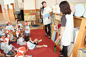 『絵本の広場』で読み聞かせ　きりん