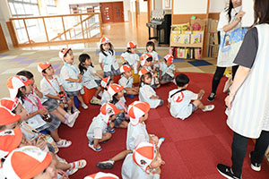 『絵本の広場』で読み聞かせ　きりん