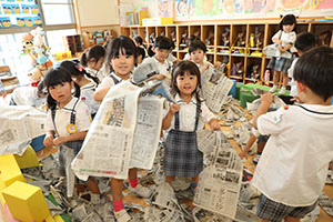 新聞紙遊び　ひまわり温泉♨　　ひまわり