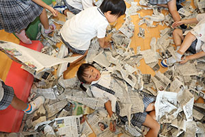 新聞紙遊び　ひまわり温泉♨　　ひまわり