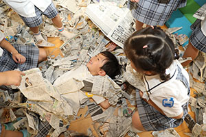 新聞紙遊び　ひまわり温泉♨　　ひまわり