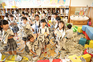 新聞紙遊び　ひまわり温泉♨　　ひまわり