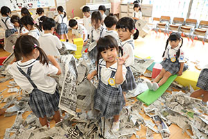 新聞紙遊び　ひまわり温泉♨　　ひまわり