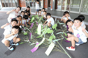 短冊に願いを込めて・・・☆彡　年長組