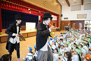 6月生まれの誕生会　大道芸ショー　全園児　NO.2