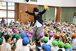 6月生まれの誕生会　大道芸ショー　全園児　NO.2