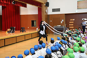 6月生まれの誕生会　大道芸ショー　全園児　NO.2