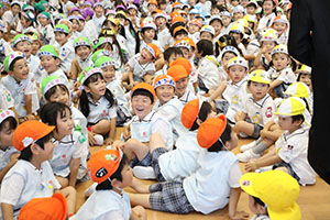 6月生まれの誕生会　大道芸ショー　全園児　NO.2