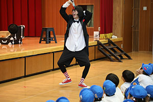 6月生まれの誕生会　大道芸ショー　全園児　NO.2