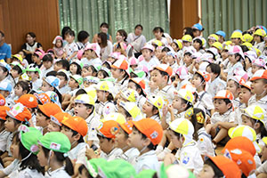 6月生まれの誕生会　大道芸ショー　全園児　NO.2