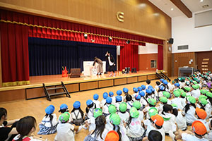 6月生まれの誕生会　大道芸ショー　全園児　NO.2