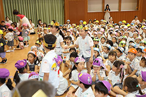 6月生まれの誕生会　大道芸ショー　全園児　NO.2