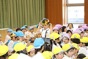6月生まれの誕生会　大道芸ショー　全園児　NO.2