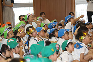 6月生まれの誕生会　大道芸ショー　全園児　NO.2
