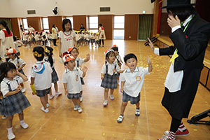 6月生まれの誕生会　大道芸ショー　全園児　NO.2