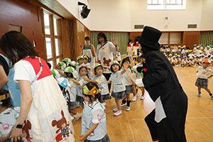 6月生まれの誕生会　大道芸ショー　全園児　NO.2