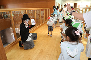 6月生まれの誕生会　大道芸ショー　全園児　NO.2