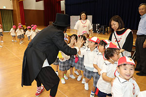 6月生まれの誕生会　大道芸ショー　全園児　NO.2