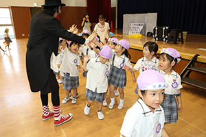 6月生まれの誕生会　大道芸ショー　全園児　NO.2