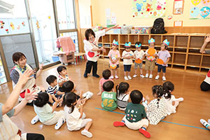 6月生まれの誕生会　大道芸ショー　全園児　NO.2