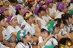6月生まれの誕生会　大道芸ショー　全園児　NO.2